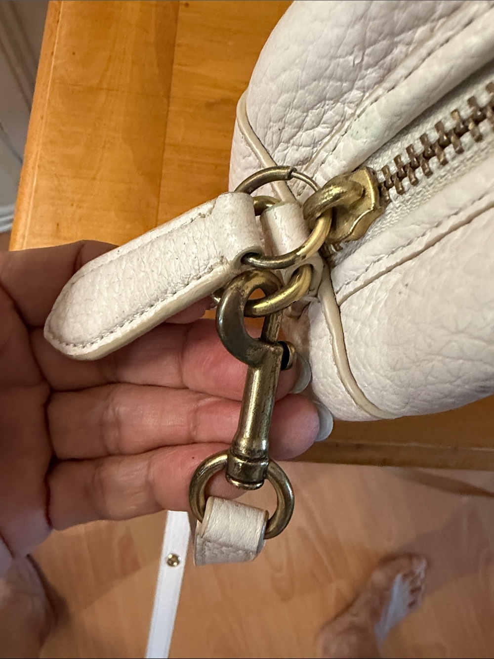 Coach Camera C5809 Cream Pebbled Leather Crossbody Bag with Turn-Lock Closure - Picture 6 of 16